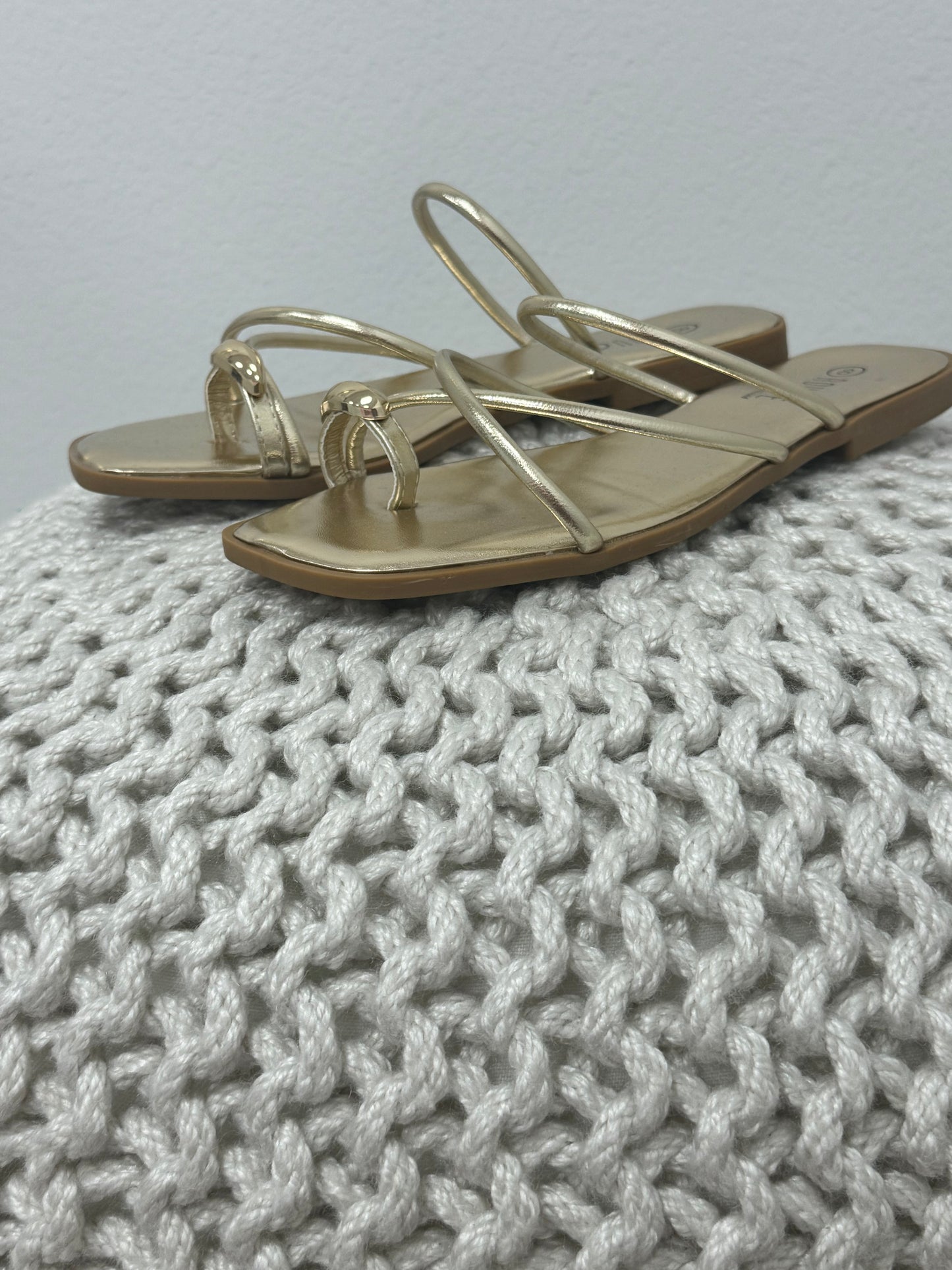 Gold Toe Piece Sandal (Multiple Colors) FS